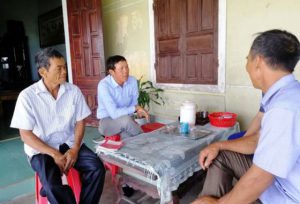 Người dân thôn Phú Sơn bức xúc phản ánh việc làm sai trái của cán bộ thôn.