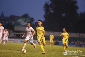 Tuy nhiên chỉ ít phút sau đó, cầu thủ mở tỉ số trận đấu là Văn Long lại phạm lỗi với cầu thủ Huế ngay trong vòng cấm và trọng tài chính lập tức chỉ tay vào chấm phạt đền. Đội trưởng Đức Phát của Huế bình tĩnh sục bóng tinh tế trên chấm 11m gỡ hòa cho đội khách. Tốc độ trận đấu được đẩy lên cao hơn khi đội khách có được bàn gỡ, cả hai đội đều tạo ra những cơ hội, tuy nhiên hiệp 1 khép lại mà không có thêm bàn thắng nào được ghi.