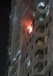 Lửa bùng phát từ căn hộ tầng 11. Ảnh: Cư dân Eratown.