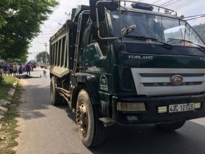 Chị H. ngã xuống đường và tử vong sau khi điều khiển xe máy va chạm bất ngờ với xe tải