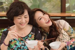 Diễm My chụp ảnh cùng mẹ dịp Tết Kỷ Hợi vừa qua.