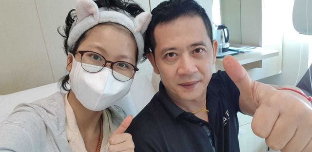 Hình ảnh bố con đạo diễn Đố Đức Thành trong chuyến trở lại Singapore chữa điều trị bệnh mới đây.
