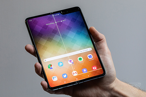 Galaxy Fold của Verge có một điểm lồi trên màn hình, sau đó xuất hiện sọc.