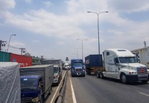 Giao thông qua khu vực ùn tắc nghiêm trọng sau vụ tai nạn - Ảnh: CHÂU TUẤN