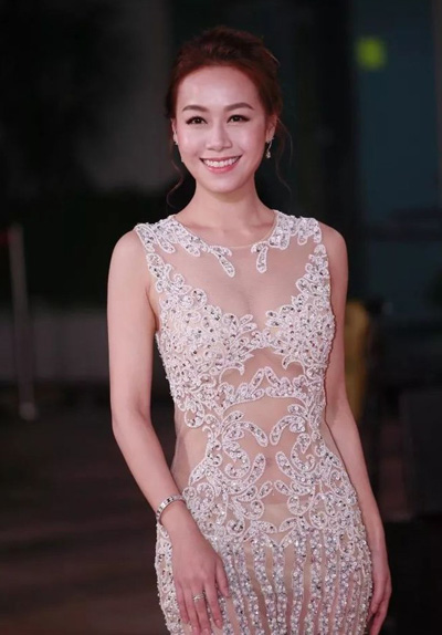 Hoàng Tâm Dĩnh sinh năm 1989, gia nhập đài TVB năm 2012, sau khi đoạt giải Á hậu Hong Kong.