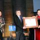 Chủ tịch Quốc hội Nguyễn Thị Kim Ngân trao Huân chương Độc lập hạng Nhất lần thứ hai cho Hội người Việt Nam tại Pháp. Ảnh: Trọng Đức/TTXVN