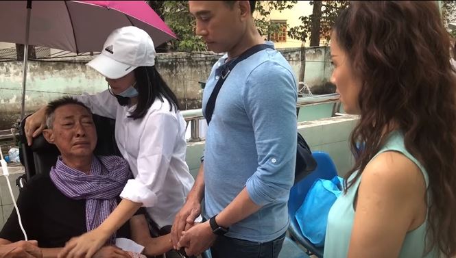 Nghệ sĩ Lê Bình cho biết lần vô thuốc này khiến anh đau đớn.