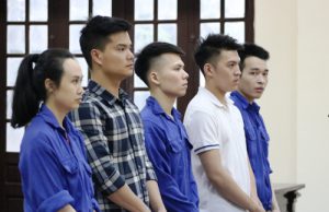 5 bị cáo: Hạnh, Linh, Đạt, Khoa và Duy hầu tòa. Ảnh: Giang Chinh