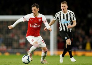 Mesut Oezil (trái) liệu hào hứng quá sớm khi trêu chọc Tottenham? Ảnh: Getty Images