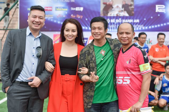 4 diễn viên chính của phim "Những ngọn nến trong đêm" phần 1 bất ngờ tái ngộ trong sự kiện tiếp sức cho bố con đạo diễn Đỗ Đức Thành.