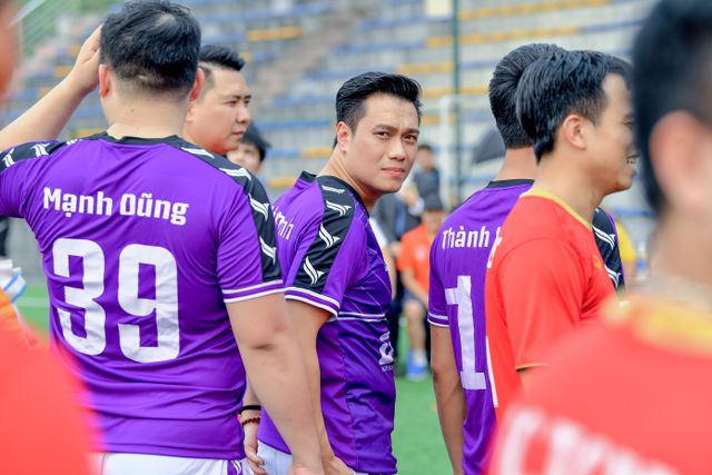 Diễn viên Việt Anh cũng có mặt trong đội hình thi đấu.