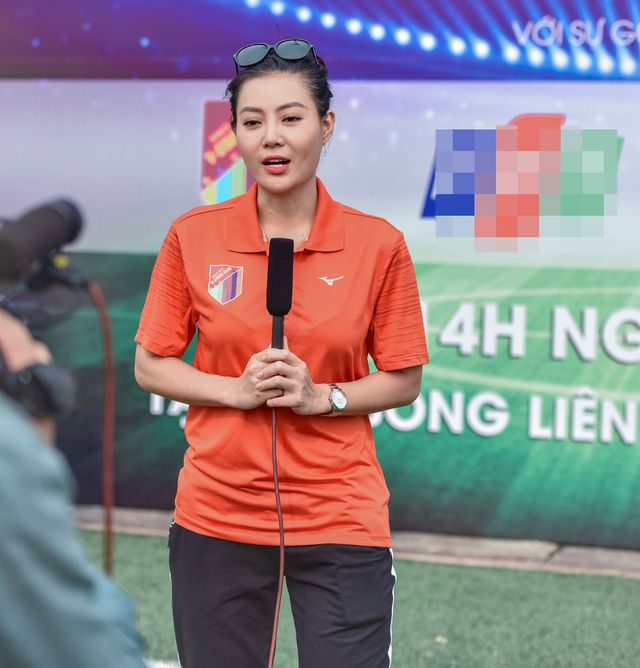 Diễn viên Thanh Hương trả lời phóng vấn. Cô là thành viên của CLB Bóng đá Nghệ sĩ VStars