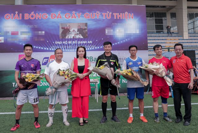 NSND Hoàng Dũng và diễn viên Mai Thu Huyền tặng hoa cho trọng tài và đội trưởng các đội bóng trước giờ bóng lăn.