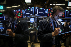 Nhân viên giao dịch trên Sàn chứng khoán New York (NYSE). Ảnh: Reuters