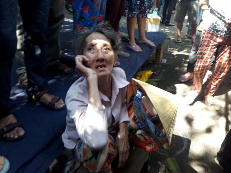 Người thân của một nạn nhân tại hiện trường vụ tai nạn