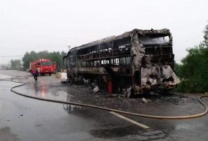 Chiếc xe giường nằm 45 chỗ cháy trơ khung.