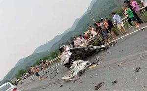 Ô tô con biến dạng hoàn toàn, tài xế tử vong tại chỗ. Ảnh: TL