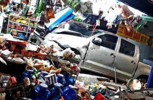 Chiếc Toyota Hilux nằm gọn trong tiệm tạp hóa. Ảnh: Nguyễn Hoàng.