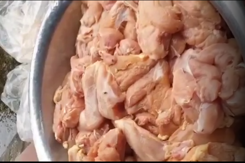 Thịt gà kém chất lượng được phụ huynh trường Tiểu học Chu Văn An phát hiện. Ảnh cắt từ clip. 