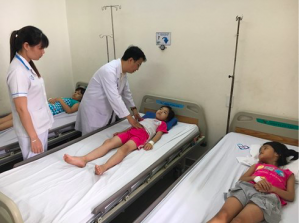 Các bé nhập viện nghi bị ngộ độc.