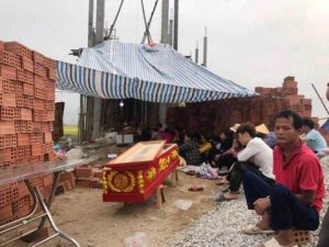 Người thân mang quan tài chứa thi thể ông Tuyên đến nhà Minh gây sức ép.