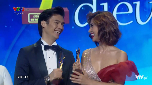 Nhan Phúc Vinh và Kim Tuyến nhận giải Nam/Nữ diễn viên chính xuất sắc phim truyện truyền hình.