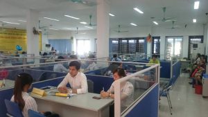 Phiên giao dịch tại Trung tâm Dịch vụ việc làm Hà Nội. Ảnh: XM