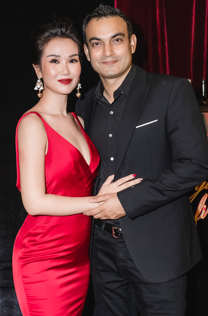 Võ Hạ Trâm và chồng trong buổi họp báo ra mắt MV "Girl on fire".