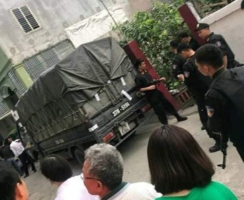Lực lượng công an khám xét tại hiện trường. Ảnh: NLĐ