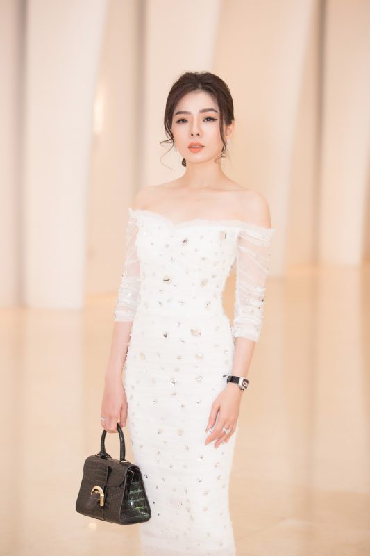 Ca sĩ Lệ Quyên cũng là khách mời trong sự kiện. Cô chọn chiếc váy trắng nền nã, kế hợp cùng trang sức và túi sách tiền tỷ.