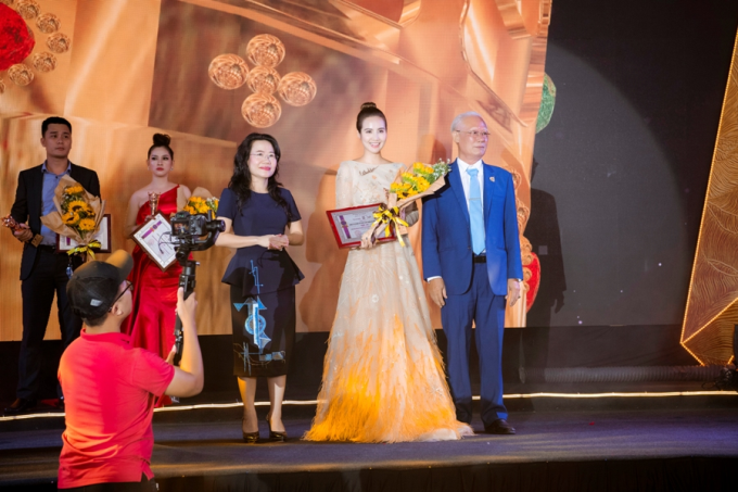 Trong khuôn khổ của chương trình, nữ diễn viên Huyền Lizzie – CEO MLi Việt Nam nhận danh hiệu Top thương hiệu chăm sóc khỏe và sắc đẹp được tin dùng.