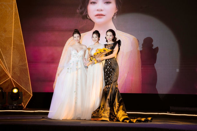 Stella Chang rạng rỡ trên sân khấu vinh danh. Cô là một trong những gương mặt tiêu biểu được Ấn phẩm Kết nối Doanh nhân đề cử vinh danh. Người đẹp được Hoa hậu Lam Cúc (bìa trái) và diễn viên – doanh nhân Mai Thu Huyền trao tặng cúp và hoa.