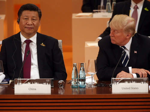 Tổng thống Mỹ Donald Trump (phải) và Chủ tịch Trung Quốc Tập Cận Bình (trái) tại Hội nghị thượng đỉnh G20 diễn ra ngày 7/7/2017 ở Hamburg, Đức. Ảnh: Business Insider.