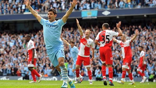 Aguero mừng bàn thắng phút bù giờ vào lưới QPR, giúp Man City vô địch năm 2012. Ảnh: EPA.