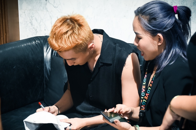 Sơn Tùng thân thiện ký tặng fan sau khi hoàn thành biểu diễn.