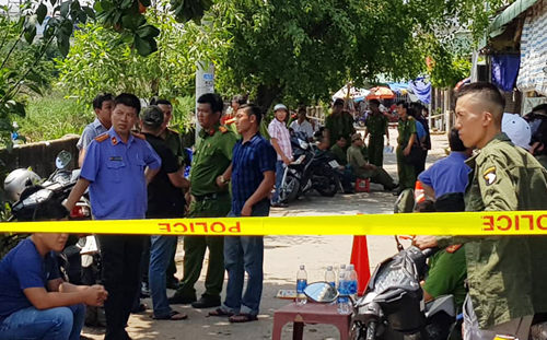 Cảnh sát phong tỏa khu trọ để điều tra. Ảnh: Phước Tuấn.