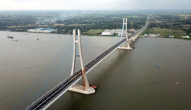 Cầu Vàm Cống bắc qua sông Hậu hoàn thành sau 6 năm thi công. Ảnh: Cửu Long.