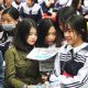 Học sinh hào hứng tham gia chương trình tư vấn tuyển sinh hướng nghiệp năm 2018 của Báo Tuổi Trẻ tổ chức tại Trường THPT chuyên Phan Bội Châu, Nghệ An - Ảnh: DOÃN HÒA