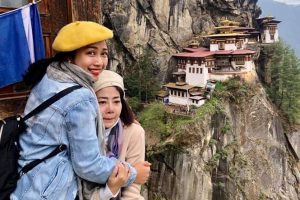 Ốc Thanh Vân rơi nước mắt vì hạnh phúc khi leo lên tới đỉnh Tiger’s Nest.