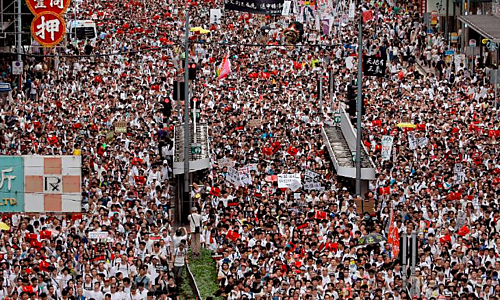 Người Hong Kong biểu tình phản đối dự luật dẫn độ. Ảnh: AP