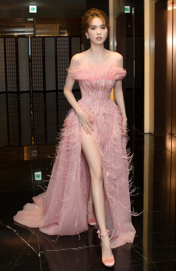 Ngọc Trinh quyến rũ với thiết kế gam hồng của Lê Thanh Hòa. Người đẹp ra Hà Nội dự buổi công bố sản phẩm mới mà cô làm gương mặt đại diện.