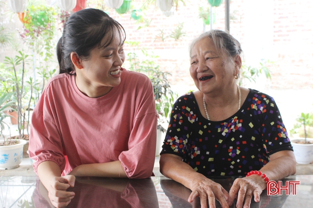 Nữ sinh chia sẻ niềm vui về kết quả thi đại học với bà nội