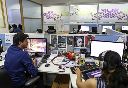 Nhân viên Think & Learn làm việc trong văn phòng ở Bengaluru, Ấn Độ. Ảnh: Bloomberg