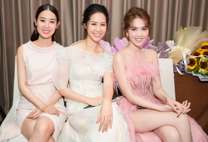 Á hậu Áo dài Minh Phương (ngoài cùng bên trái), hoa hậu Dương Thùy Linh (giữa) rạng rỡ chụp ảnh cùng Ngọc Trinh.