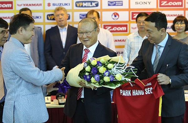 HLV Park Hang Seo coi như chốt thời gian đàm phán hợp đồng mới vào tháng 10/2019 để VFF thở phào nhẹ nhõm khi có cơ hội chuẩn bị