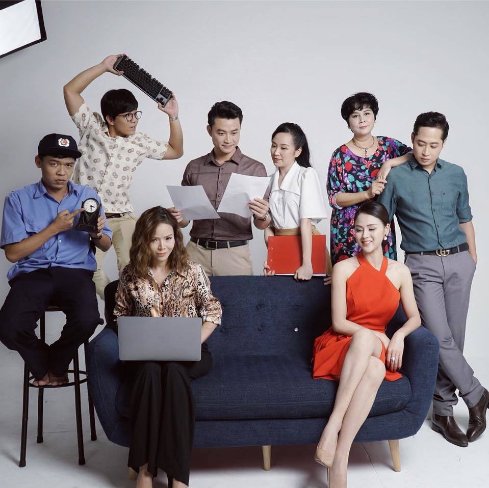 Thu Trang và dàn diễn viên phim 'Những nhân viên gương mẫu'. 
