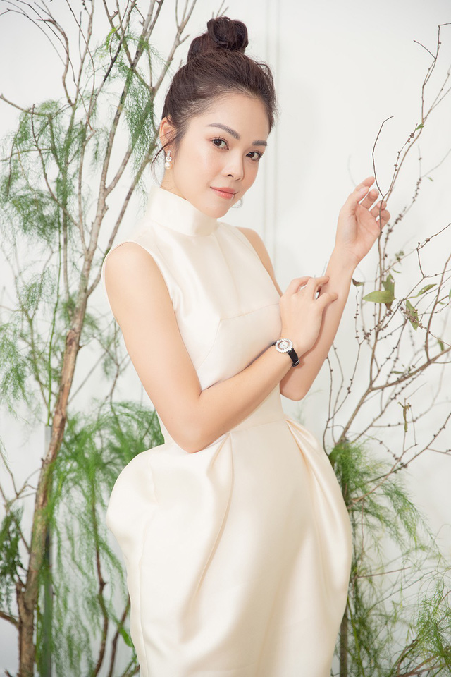 Dương Cẩm Lynh gây chú ý khi lựa chọn bộ đầm màu trắng kiêu sa kết hợp với kiểu tóc búi cao và phong cách make up nhẹ nhàng. 