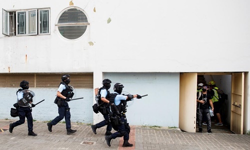 Cảnh sát Hong Kong đuổi theo người biểu tình tại Ngau Tau Kok ngày 24/8. Ảnh: Reuters.