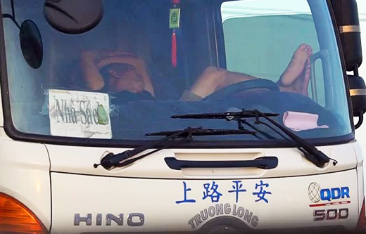Một tài xế dừng xe ngủ trên cao tốc. Ảnh: Hoàng Nam.