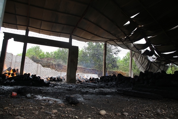 Nhà xưởng, kho chứa tan tành sau đám cháy.